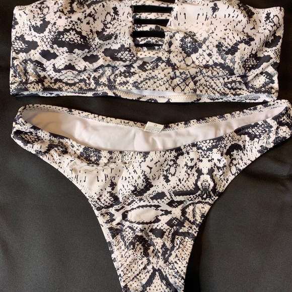 Snakeskin bikini - Picture 4 of 6